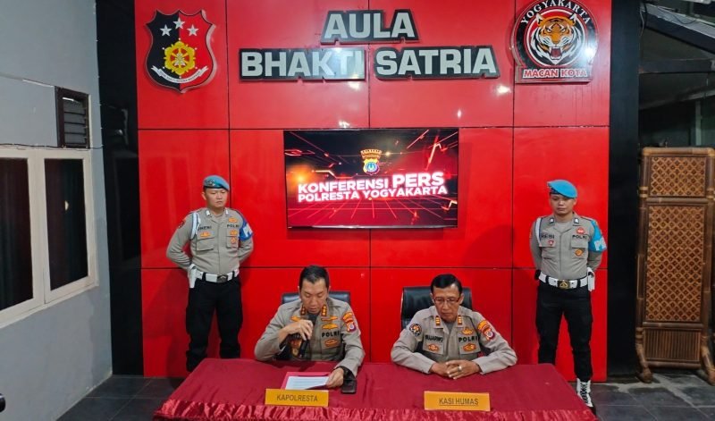 Kapolresta Yogyakarta, Kombes Pol Aditya Surya Dharma saat paparkan klarifikasi kasus di Mapolresta Yogyakarta, Sabtu (11/1/2025) malam. (Foto : Simon)