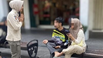 Petugas Satpol PP Kota Yogyakarta saat melakukan teguran kepada pengunjung. (Foto: Kominfo Yogyakarta)
