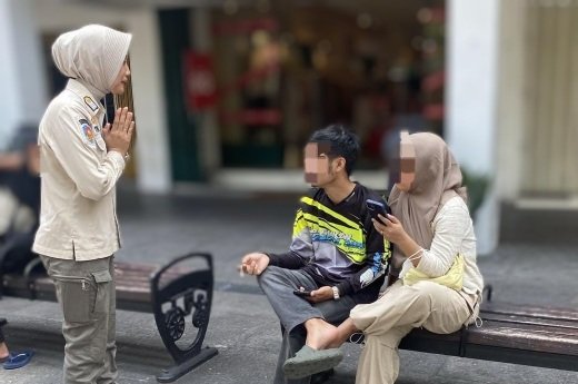 Petugas Satpol PP Kota Yogyakarta saat melakukan teguran kepada pengunjung. (Foto: Kominfo Yogyakarta)