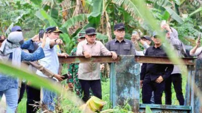 Pj Gubernur Sumatera Selatan Elen Setiadi bersama Pj Bupati Banyuasin Muhammad Farid mendampingi Wakil Menteri Dalam Negeri (Kemendagri) RI, Bima Arya Sugiarto meninjau irigasi dan lahan pertanian di  Kecamatan Tanjung Lago Desa Purwosari dan Mulyasari  Kabupaten Banyuasin. (Foto: Humas Pemprov Sumsel)