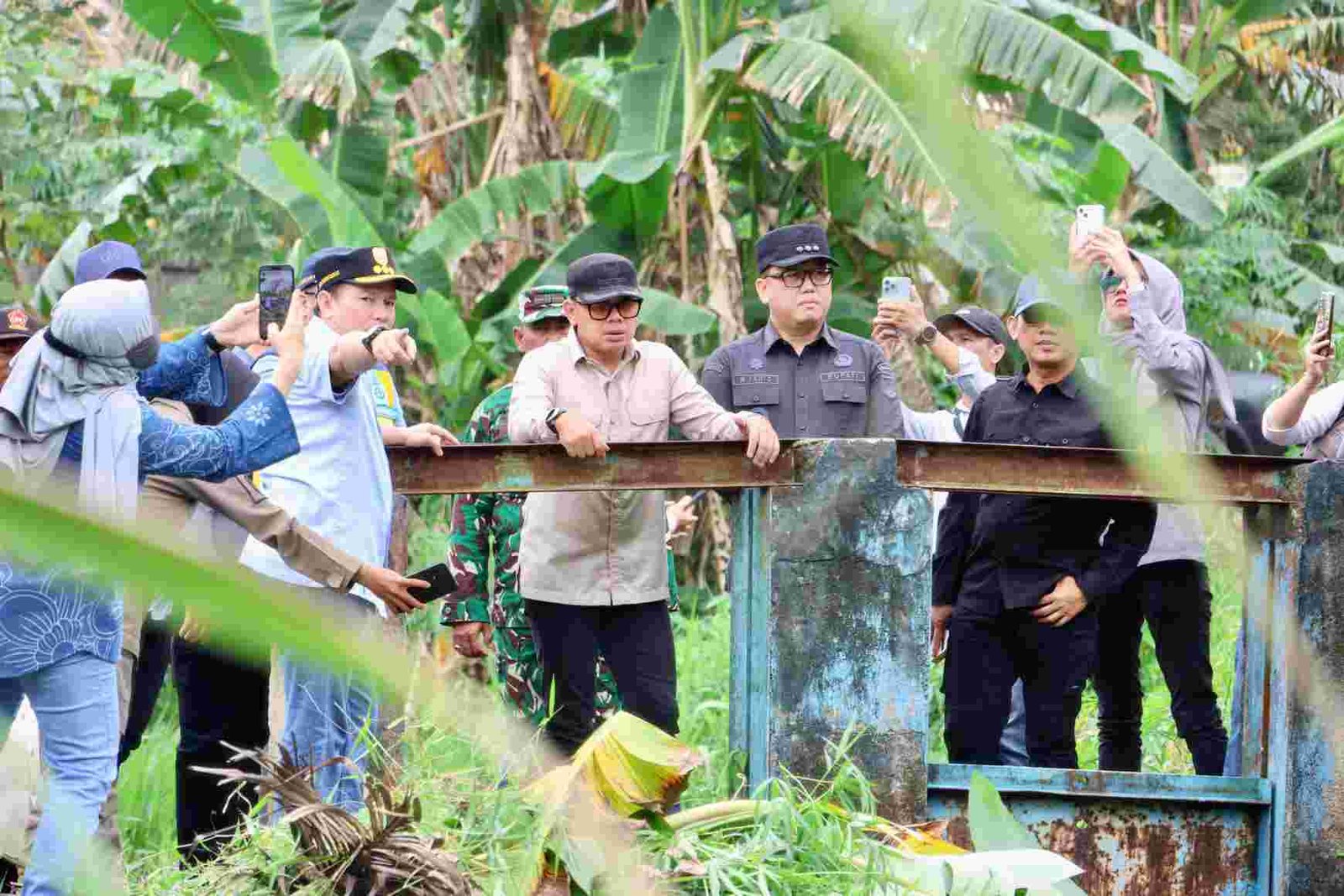 Pj Gubernur Sumatera Selatan Elen Setiadi bersama Pj Bupati Banyuasin Muhammad Farid mendampingi Wakil Menteri Dalam Negeri (Kemendagri) RI, Bima Arya Sugiarto meninjau irigasi dan lahan pertanian di  Kecamatan Tanjung Lago Desa Purwosari dan Mulyasari  Kabupaten Banyuasin. (Foto: Humas Pemprov Sumsel)