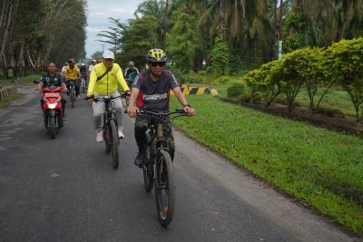 Bupati Asahan, Surya yang memanfaatkan Minggu (12/01/2025) paginya dengan gowes.