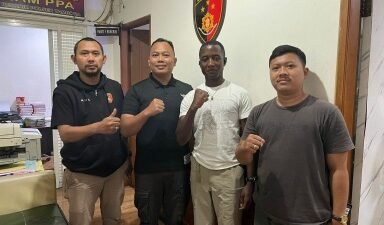 WNA Afrika Apresiasi Profesionalitas Polsek Tambora yang Berhasil Menemukan Barang Miliknya. (Foto: Edison)