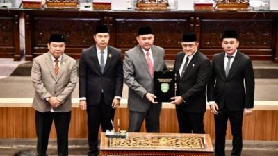 DPRD Sumsel melakukan  Penetapan Pasangan Calon Gubernur dan Wakil Gubernur Terpilih yang ditandai dengan penandatanganan berita bertempat di Ruang Rapat Paripurna DPRD Sumsel, Senin (13/1/2025).
