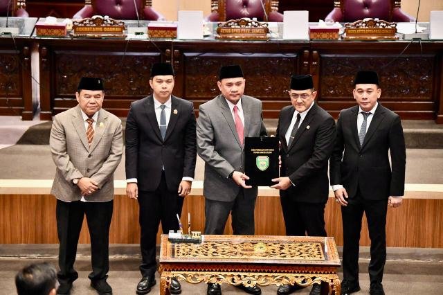 DPRD Sumsel melakukan Penetapan Pasangan Calon Gubernur dan Wakil Gubernur Terpilih yang ditandai dengan penandatanganan berita bertempat di Ruang Rapat Paripurna DPRD Sumsel, Senin (13/1/2025).
