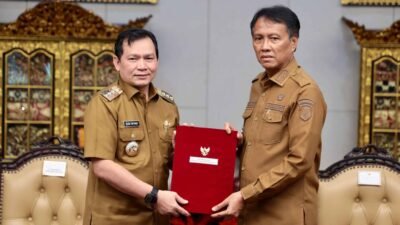 Penjabat (Pj) Gubernur Sumatera Selatan (Sumsel)  Elen Setiadi secara resmi menyerahkan  Surat Keputusan (SK) Menteri Dalam Negeri. (Foto: Humas Pemprov Sumsel)