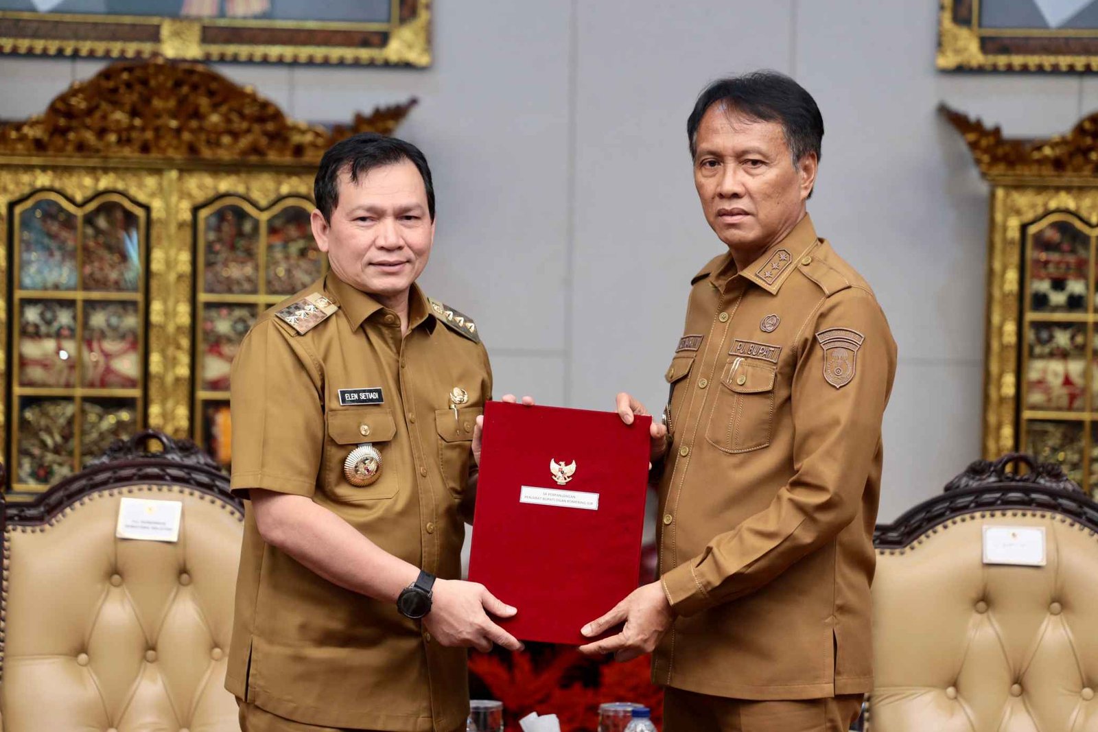 Penjabat (Pj) Gubernur Sumatera Selatan (Sumsel) Elen Setiadi secara resmi menyerahkan Surat Keputusan (SK) Menteri Dalam Negeri. (Foto: Humas Pemprov Sumsel)