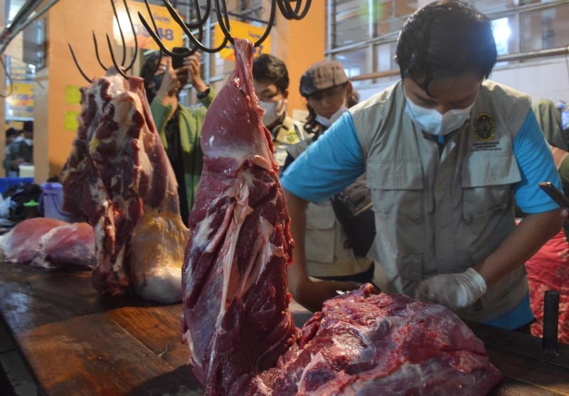 Dokumentasi foto kegiatan pengawasan penjualan daging di Pasar Beringharjo menjelang Natal dan Tahun Baru di Kota Yogyakarta.