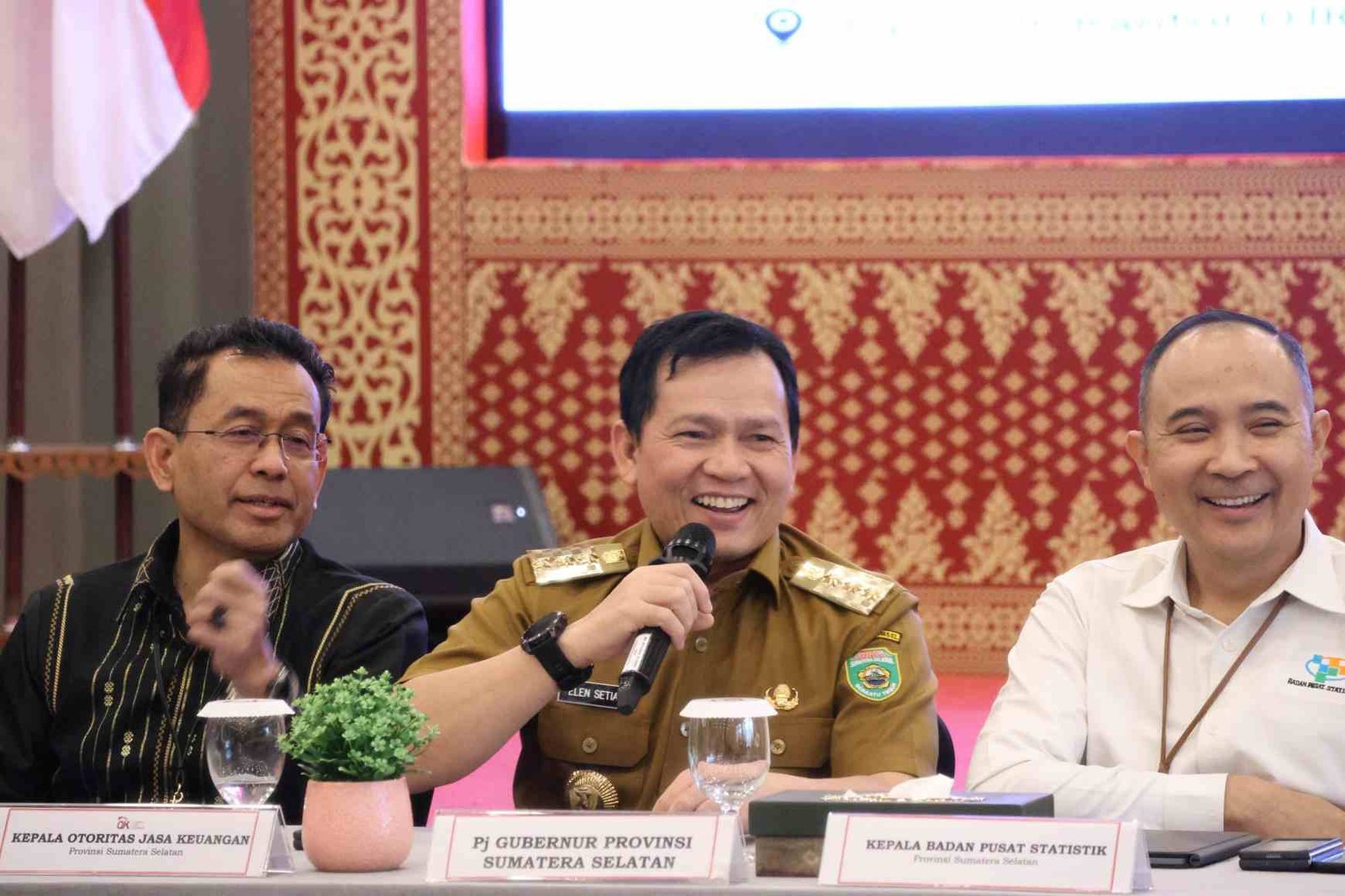 Pj Gubernur Elen Setiadi (tengah) saat konferensi pers bersama awak media, di Kantor OJK Sumsel,  Selasa (14/1/2025) siang. Foto: Humas Pemprov Sumsel