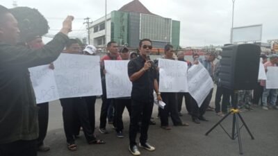 Puluhan Massa Minta Polda Sumsel Periksa Salah Satu Kepsek