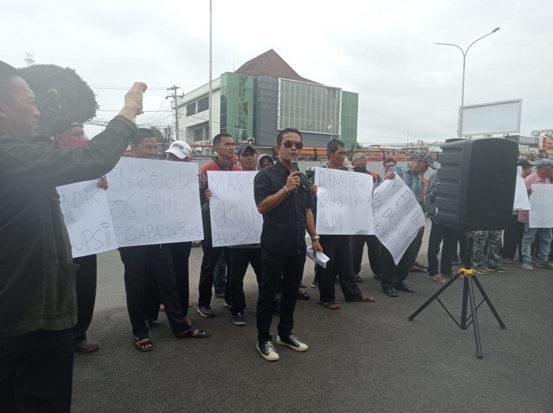 Puluhan massa yang tergabung dalam Lembaga Pemantau Korupsi Nasional (LKPN) dan Garda Prabowo menggelar aksi damai di depan Polda Sumsel, Selasa (14/1/2025).