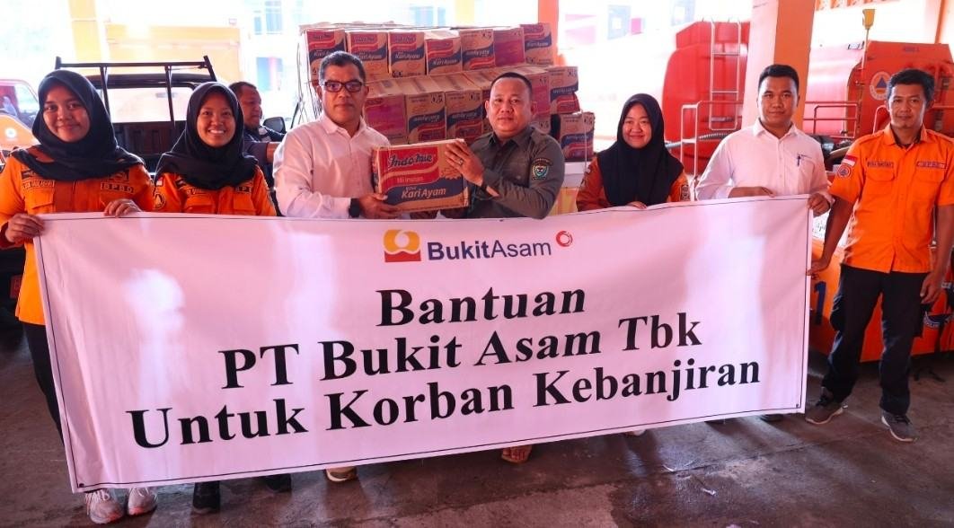 Bukit Asam Gerak Cepat Bantu Korban Banjir di Muara Enim. (Foto: Humas PTBA)
