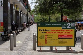 Papan pengumuman berisi imbauan dilarang merokok di kawasan wisata Malioboro, kota Yogyakarta. (Foto : Simon)