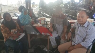 Personil Ditintelkam Polda DIY saat silaturahmi dengan Pengurus Asosiasi Pekerja Pemulung DIY. (Foto: Simon)