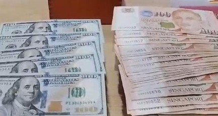 Uang Dolar yang diamankan Penyidik Kejari Palembang. (Foto: Adi P)