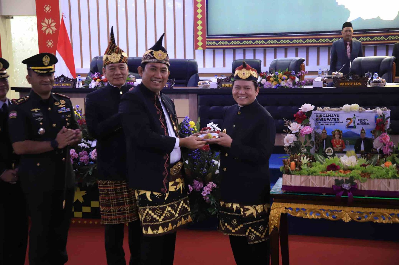 Pj Gubernur Sumsel, Elek Setiadi saat menghadiri Rapat Paripurna DPRD Kabupaten OKU Selatan dalam rangka memperingati  Hari Jadi ke-21 bertempat Ruang Rapat Paripurna DPRD OKU Selatan, Kamis (16/1/2025). (Foto: Humas Pemprov Sumsel)