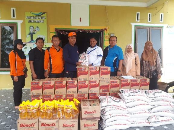 Pemerintah Kabupaten Asahan Salurkan Bantuan Musibah Banjir Pada Masyarakat Desa Sei Dua Hulu. (Foto: Kominfo Asahan)