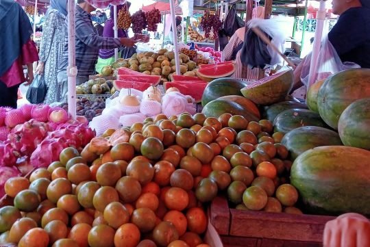Pedagang kaki lima di Pasar Dempo Permai. (Foto: Mukhlis Sutiono)