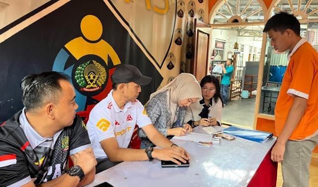 Lapas Kelas III Pagar Alam bersama Bank BRI membagikan kartu Brizi kepada WBP sebagai langkah mendukung transaksi non-tunai, sesuai arahan Dirjen Pemasyarakatan. (Foto : Lapas Pagaralam)