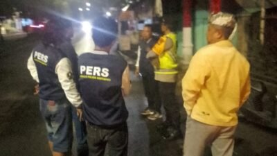 Polsek Kertapati dan Tim Pokja Jurnalis Kertapati saat siaga di Jalan Ki Merogan. (Foto : Tim Pokja Jurnalis Kertapati)