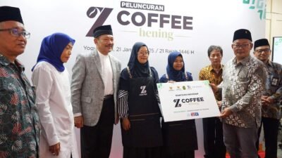 Penyerahan bantuan modal rebranding Z Coffee secara simbolis kepada dua penyandang disabilitas pengelola Kafe Hening Baznas Kota Yogyakarta di Mal Pelayanan Publik Kota Yogyakarta. (Foto : Baznas)