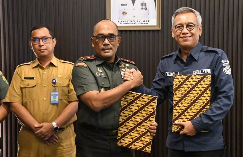 Penandatangan PKS antara Danrem 044/Gapo dan Kadispertan TPH Sumsel. (Foto: Humas Korem 044/Gapo)