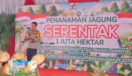 Sinergi dengan Polres Muara Enim, Bukit Asam Turut Mendukung Penanaman Jagung Serentak. (Foto: Humas PTBA)
