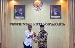 Penjabat Wali Kota Yogya, Sugeng Purwanto bersama Wali Kota Tanjungbalai, Waris Tholib saat melakukan pertukaran cindera mata. (Foto : Pemkot Yogya)