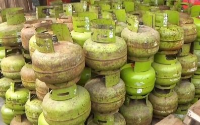 Ratusan gas LPG Subsidi di salah satu pangkalan gas di Palembang. (Foto: Adi Prayogo)