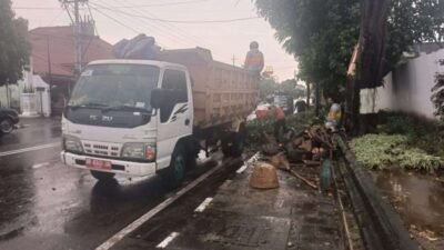 Keterangan : UPT Penerangan Jalan Umum Kota Yogyakarta, lakukan perbaikan penerangan jalan umum di lokasi pohon tumbang. (Foto : Kominfo)