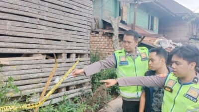 Kapolsek Jarai, Iptu Darma Putra, bersama Kanit Reskrim Polsek Jarai, Aipda Rama Doni SH, langsung turun ke lokasi untuk melakukan olah tempat kejadian perkara ditemukannya bayi laki-laki. (Foto: Mukhlis Sutiono)