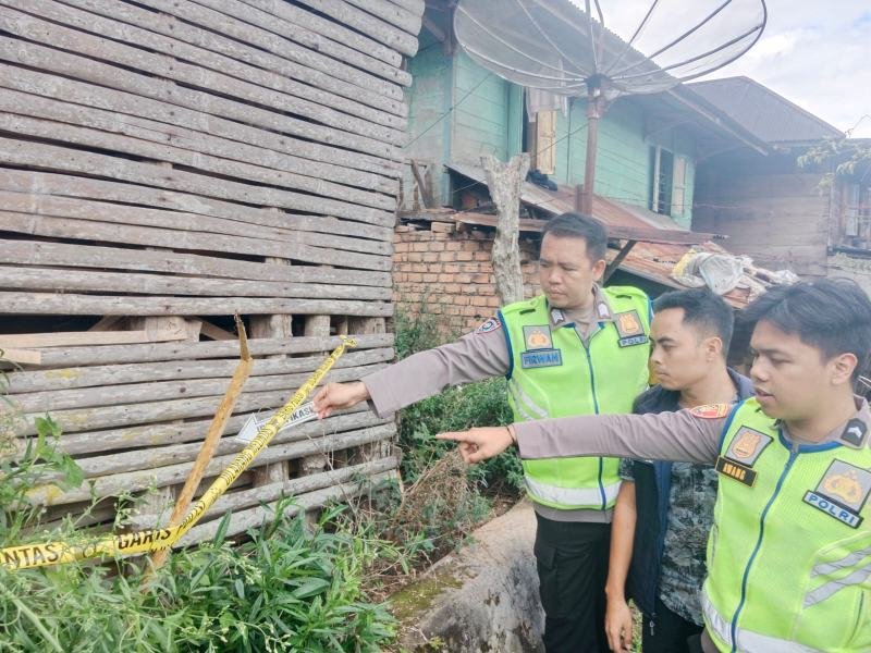 Kapolsek Jarai, Iptu Darma Putra, bersama Kanit Reskrim Polsek Jarai, Aipda Rama Doni SH, langsung turun ke lokasi untuk melakukan olah tempat kejadian perkara ditemukannya bayi laki-laki. (Foto: Mukhlis Sutiono)