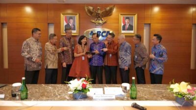 Corporate Secretary BCA Raymon Yonarto (kiri), EVP Corporate Communication & Social Responsibility BCA Hera F. Haryn (tengah), dan SVP Investor Relation BCA Rudy Budiardjo (kanan) dalam "Paparan Kinerja BCA Tahun 2024", Kamis (23/1/2025) Foto: Humas BCA