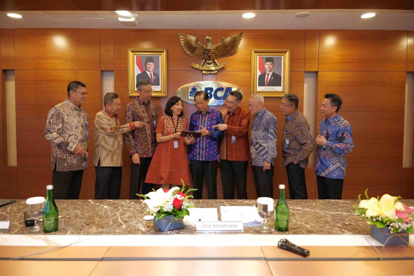 Corporate Secretary BCA Raymon Yonarto (kiri), EVP Corporate Communication & Social Responsibility BCA Hera F. Haryn (tengah), dan SVP Investor Relation BCA Rudy Budiardjo (kanan) dalam "Paparan Kinerja BCA Tahun 2024", Kamis (23/1/2025) Foto: Humas BCA