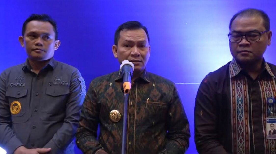 Penjabat Gubernur Sumatera Selatan Elen Setiadi (Tengah). Foto : Adi P