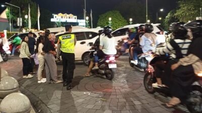 Petugas Satlantas Polresta Yogyakarta saat melakukan pengamanan di jalan raya. (Foto : Polresta Yogyakarta)