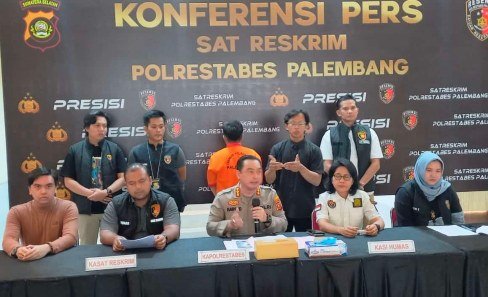Kapolrestabes Palembang, Harryo Sugihartono (tengah) saat konferensi pers di Mapolrestabes Palembang, Selasa (28/1/2025). Foto : Andriyanto