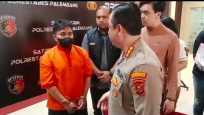 Kapolrestabes Palembang, Kombes Pol Harryo Sugihhartono saat menanyai tersangka. (Foto: Andriyanto)