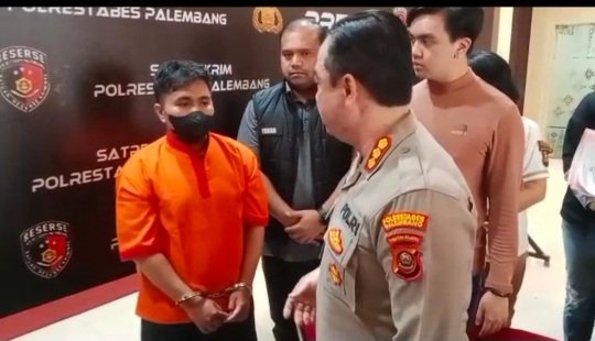 Kapolrestabes Palembang, Kombes Pol Harryo Sugihhartono saat menanyai tersangka. (Foto: Andriyanto)