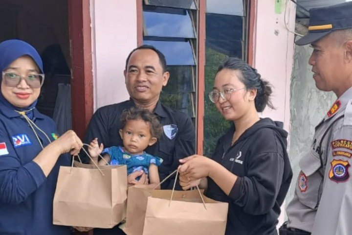 Kasidokes AKP Andy beserta tim, didampingi Kanit Binmas Polsek Gedongtengen Iptu Susmarjana, mengunjungi Ningsih, pengidap Tumor. (Foto : Dokkes Polresta Yogyakarta)