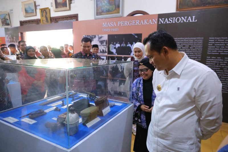 Pj Walikota Palembang, Cheka Virgowansyah saat meninjau kegiatan pameran photo dan arsip tokoh-tokoh pejuang. (Foto: Kominfo Palembang)