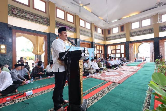 Pj Walikota Cheka Virgowansyah bersama para pejabat di lingkungan Pemerintah Kota (Pemkot) Palembang menghadiri kegiatan peringatan Isra dan Miraj Nabi Muhammad SAW. (Foto: Kominfo Palembang)