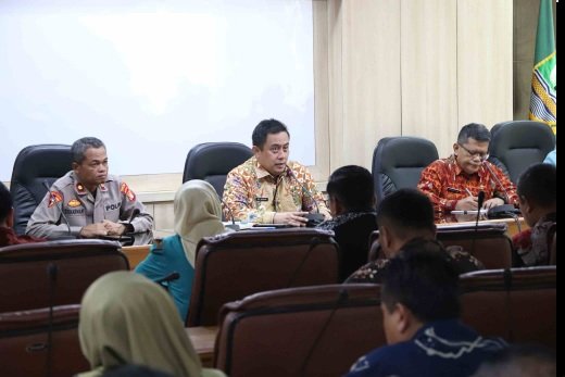 Pj.Bupati Bekasi Dedy Supriyadi Memimpin rapat Lanjutan. (Foto: Kominfo Bekasi)