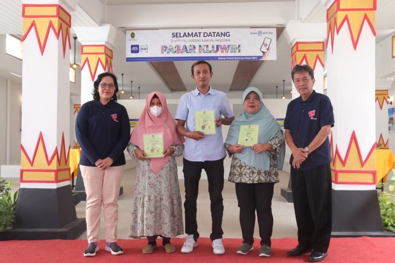 Perwakilan 33 pedagang saat menerima Kartu Bukti Pedagang (KBP). (Foto : Pemko Yogya)