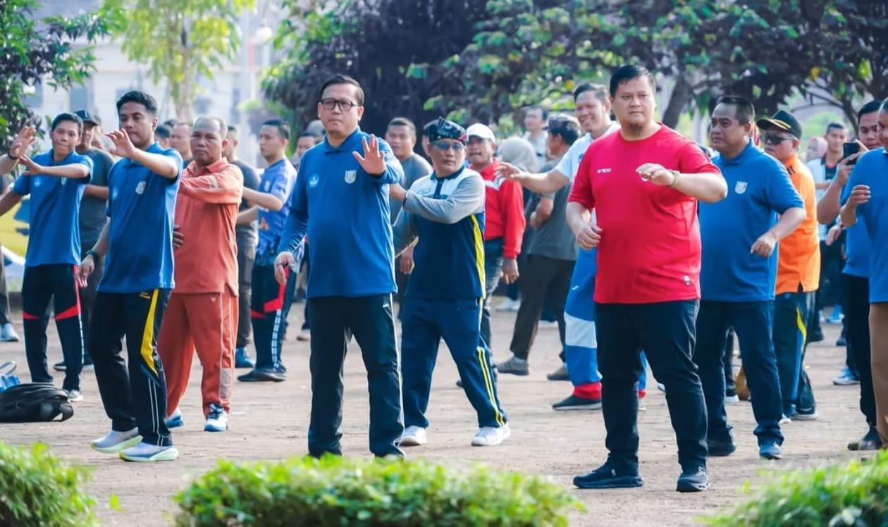 Penjabat Bupati Banyuasin Muhammad Farid memimpin kegiatan senam. (Foto: Kominfo Banyuasin)