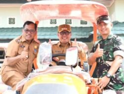Pemkab Banyuasin Serahkan 42 Unit Traktor Untuk Kelompok Tani