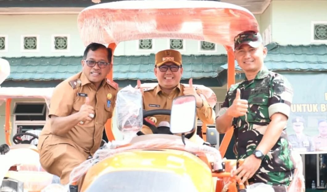 Pemkab Banyuasin Serahkan 42 Unit Traktor Untuk Kelompok Tani. (Foto: Kominfo Banyuasin)