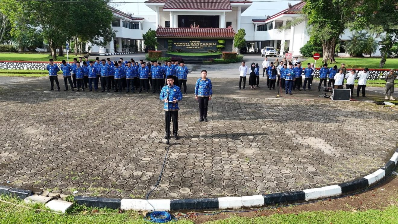Pj Bupati Banyuasin, Muhammad Farid saat membacakan amanat pada apel Gabungan seluruh Pegawai ASN dan non ASN yang berlangsung di Halaman Pemkab Banyuasin Senin (17/2/2024).