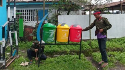 Desa Wisata Gunung Dempo membagikan tong sampah pada Hari Peduli Sampah Nasional (HPSN) 2024