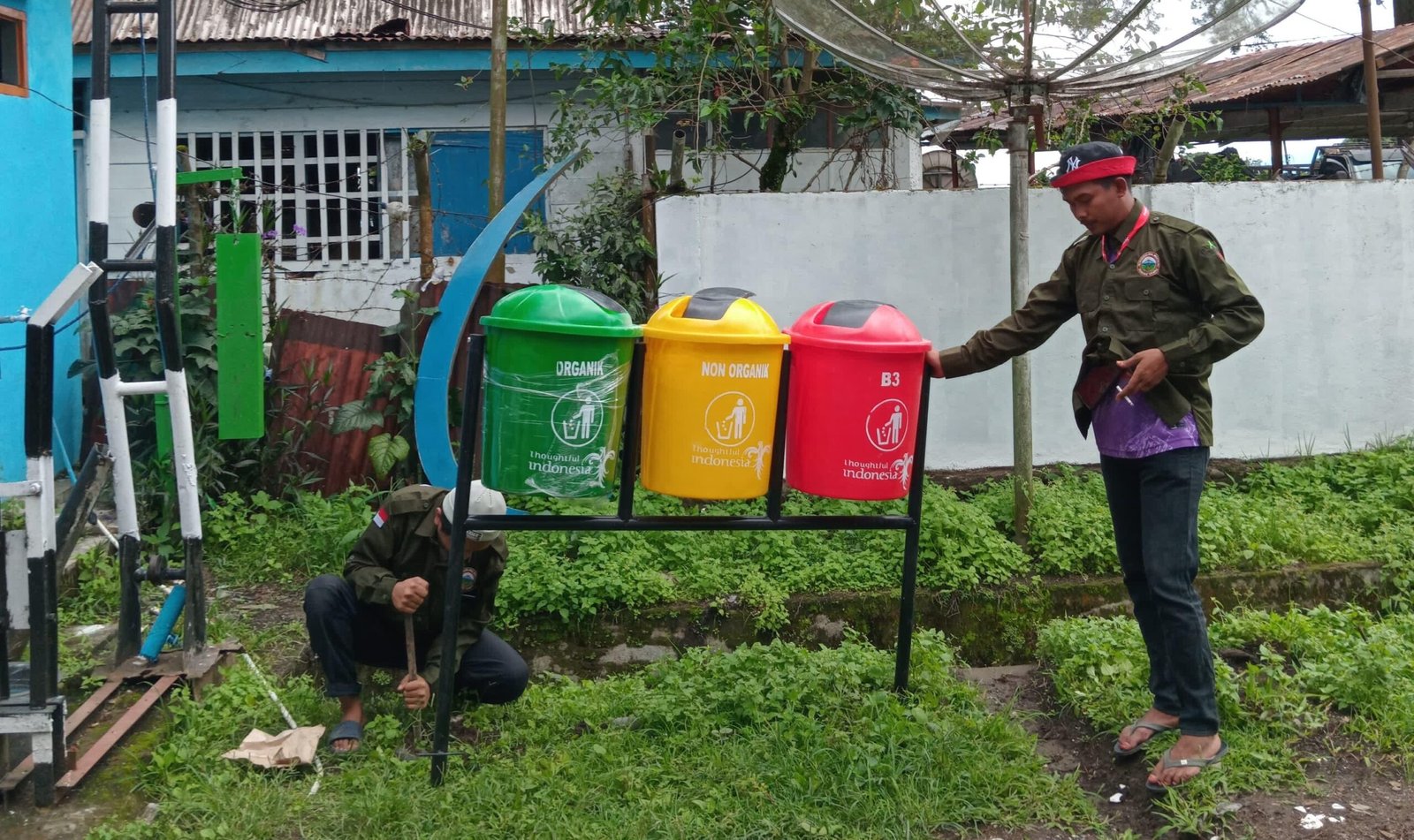 Desa Wisata Gunung Dempo membagikan tong sampah pada Hari Peduli Sampah Nasional (HPSN) 2024